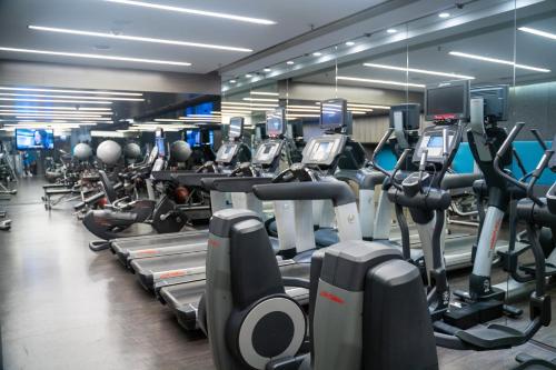 Fitness centrum a/nebo fitness zařízení v ubytování Crowne Plaza Hong Kong Kowloon East by IHG