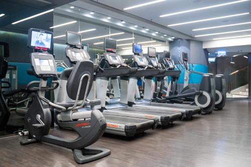 Fitness centrum a/nebo fitness zařízení v ubytování Crowne Plaza Hong Kong Kowloon East by IHG