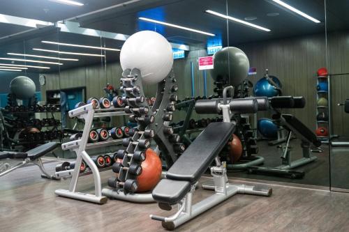 Fitness centrum a/nebo fitness zařízení v ubytování Crowne Plaza Hong Kong Kowloon East by IHG