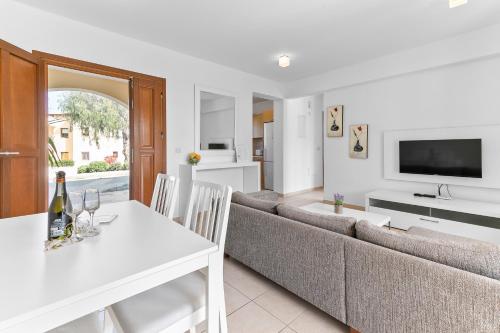 TV/Unterhaltungsangebot in der Unterkunft 2 bedroom Apartment Asulon with communal pools, Aphrodite Hills Resort