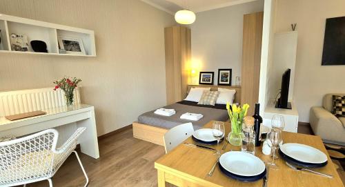 Habitación con cama, mesa y comedor en Apartment Neptun Old Town by TriApart en Gdansk