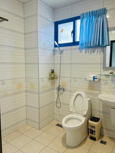 a bathroom with a toilet and a shower and a sink at 綠島209角落Corner of Green Island 台東縣民宿編號第2003號 in Green Island