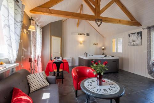 un salon avec un canapé et une table dans l'établissement CHALET DU REV'EAUBOIS, à Larche