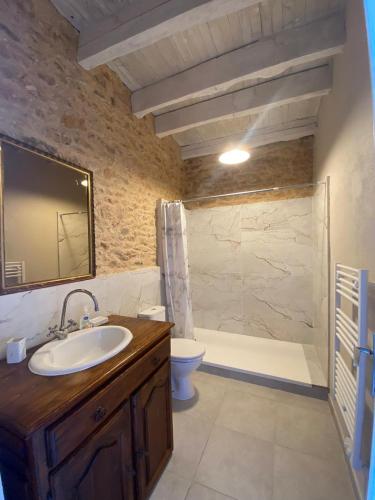 une salle de bain avec un lavabo, des toilettes et une baignoire dans l'établissement La Renardière Chez Jeanne Gîte 5/7 personnes. Piscine, à Paunat