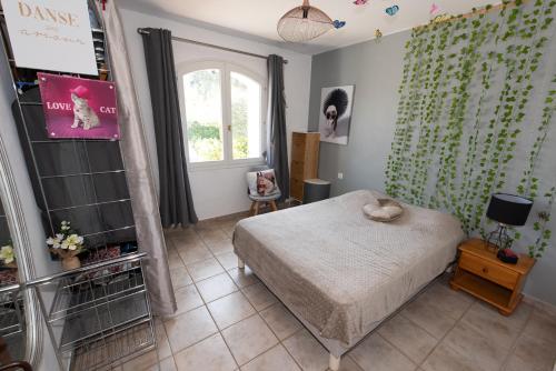 een slaapkamer met een bed en een raam bij Villa Le Blavet in Puget-sur Argens