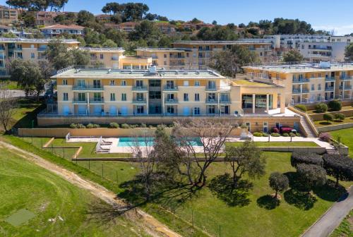 una vista aérea de una casa grande con piscina en Nemea Appart Hotel Green Side Biot Sophia Antipolis en Biot