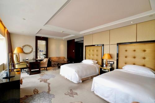 Postel nebo postele na pokoji v ubytování InterContinental Dalian by IHG