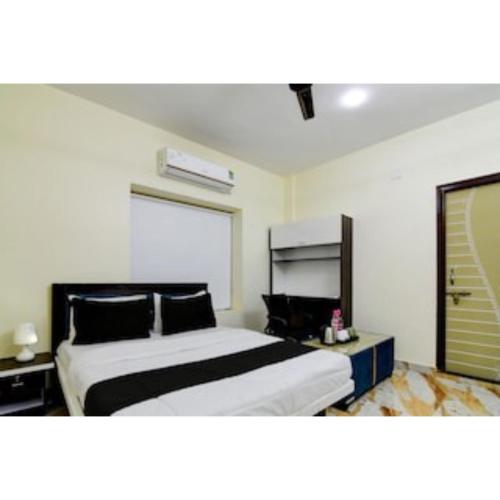 1 dormitorio con 1 cama en una habitación en Picfull gausthouse, en Jagatpur