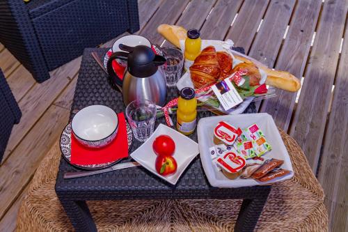 een tafel met een dienblad met eten erop bij CHALET DU REV'EAUBOIS in Larche