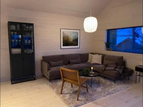 ein Wohnzimmer mit einem Sofa und einem Tisch in der Unterkunft Ny hytte i Malangen in Nordby