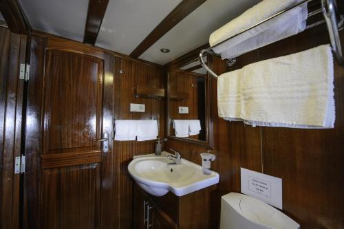 a bathroom with a sink and a toilet at Tersane IV Vincitore 4 Hotel di Bruno Barbieri in Palermo