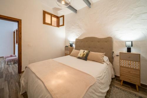 ein Schlafzimmer mit einem großen Bett in einem Zimmer in der Unterkunft Casa Francisca in Teguise