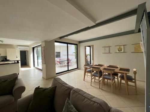 un salon avec un canapé et une table dans l'établissement Narbonne Centre 3 chambres, patio privé, garage, linge et ménage inclus, à Narbonne