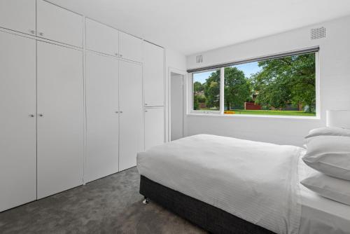 Voodi või voodid majutusasutuse Comfy 1-Bed Apartment with Courtyard Seating toas