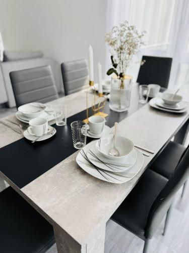 uma mesa de jantar com pratos e utensílios em Apartment Weikersheim IV em Weikersheim