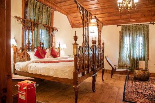 Shimla British Resort في شيملا: غرفة نوم مع سرير بأربعة أعمدة في غرفة