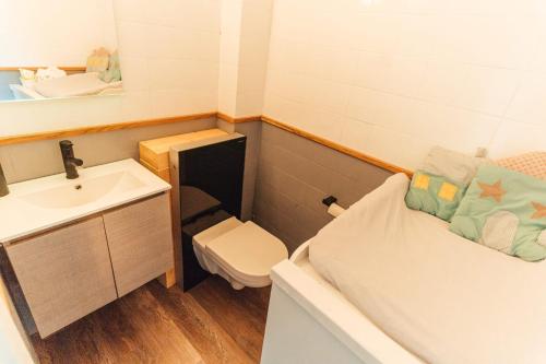 a small bathroom with a bed and a sink at Der Kurgarten in Bad Dürrheim