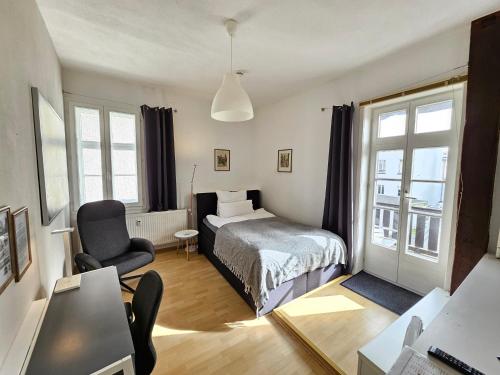 1 dormitorio con 1 cama y 1 silla en Stadtapartment HEF en Bad Hersfeld