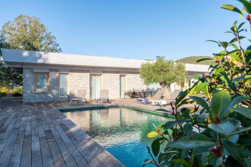 une piscine devant une maison dans l'établissement Villa Tegghiacciu*vue mer*pisicne, à Sari-Solenzara