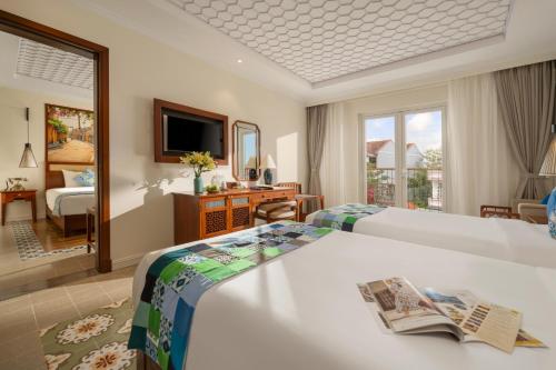 Televiisor ja/või meelelahutuskeskus majutusasutuses Amina Lantana Hoi An Hotel & Spa