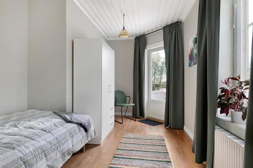 - une chambre avec un lit et une fenêtre dans l'établissement Guestly Homes - 4BR Charming Apartment, à Roknäs