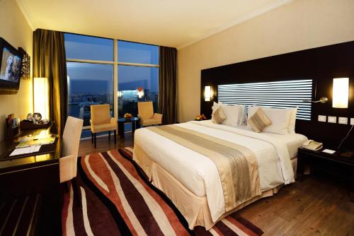 Un pat sau paturi într-o cameră la Holiday Villa Hotel & Residence City Centre Doha