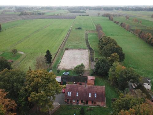 una vista aérea de una granja con un campo en Herzfeldhof Worpswede, en Worpswede