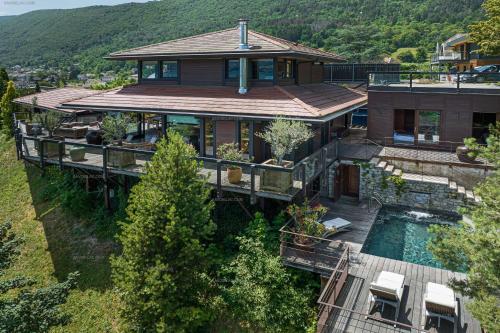 uma vista aérea de uma casa com piscina em Lac d'Annecy villa d'exception avec accès au lac : Villa Hollywood em Sévrier
