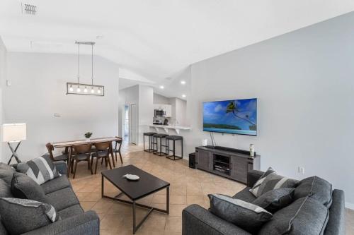 Stunning Newly Renovated Pool Home close to Disney photo 7