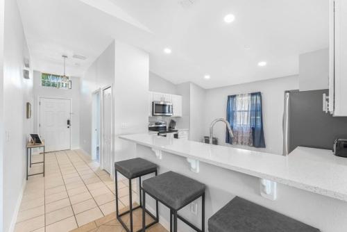 Stunning Newly Renovated Pool Home close to Disney photo 14