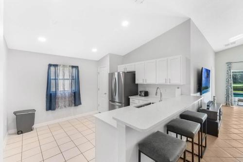 Stunning Newly Renovated Pool Home close to Disney photo 15