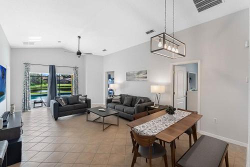 Stunning Newly Renovated Pool Home close to Disney photo 6