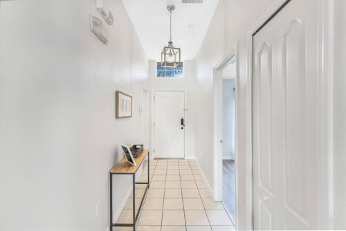Stunning Newly Renovated Pool Home close to Disney photo 18
