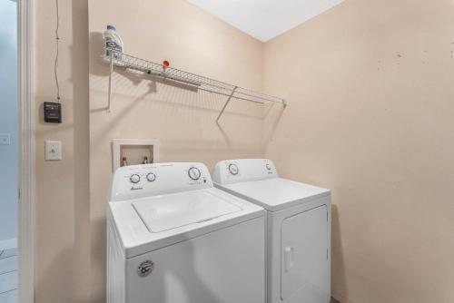 Stunning Newly Renovated Pool Home close to Disney photo 20
