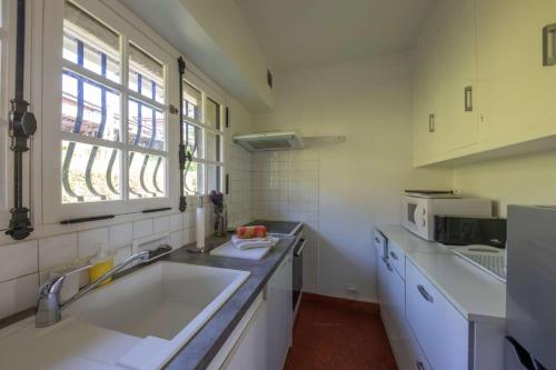 Kuchyň nebo kuchyňský kout v ubytování Savoielac - Lac d'Annecy - Sévrier - Bord de lac : Villa Poisson Rouge