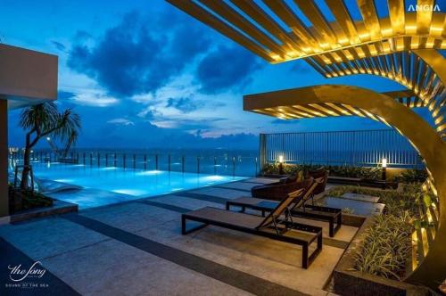 een resort met een zwembad in de nacht bij The Sóng Hotel & Apartment Vũng Tàu - VTLand in Vung Tau