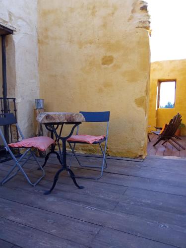 a table and two chairs sitting on a wooden floor at LES ANGES in Covelo