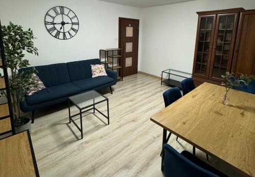sala de estar con sofá azul y mesa en Cozy Apartment Wrzeszcz free parking!, en Gdansk