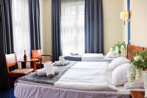 Postel nebo postele na pokoji v ubytování Hotel Piast Wrocław Centrum