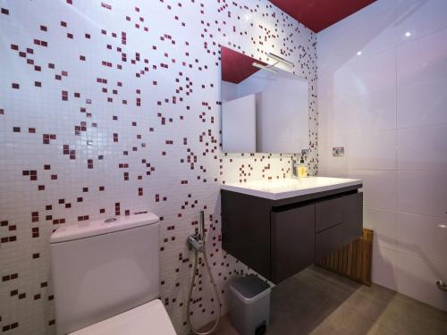 a bathroom with a toilet and a sink and a mirror at Plaza Mercadal, Tudela in Tudela
