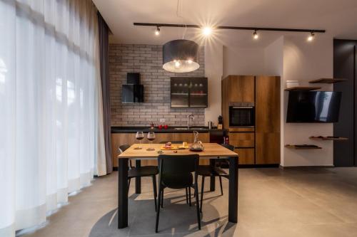 Una cocina con una mesa y sillas en una habitación. en Casa fiordaliso, en Pratovecchio