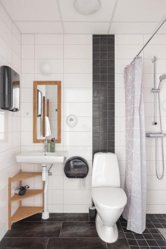 a bathroom with a toilet and a sink at Hotell Hamnen in Färjestaden