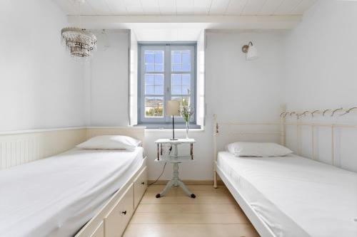 Una cama o camas en una habitación de Spetses Estia Orloff