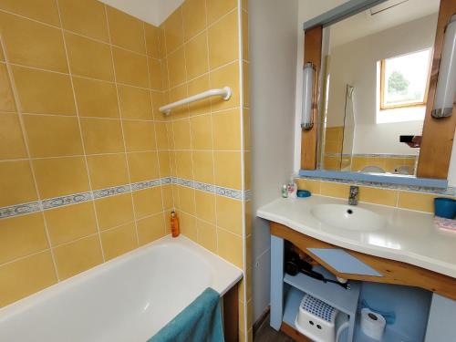 ein Badezimmer mit einer Badewanne und einem Waschbecken in der Unterkunft Villa Fort-Mahon-Plage, 3 pièces, 4 personnes - FR-1-730-37 in Fort-Mahon-Plage