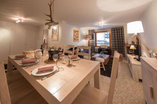 Il comprend une cuisine et un salon avec une table à manger. dans l'établissement La Clusaz Primevères Été, à La Clusaz