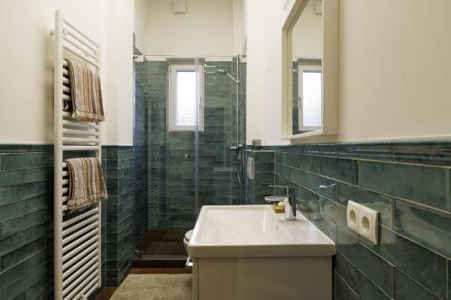 ein Badezimmer mit Waschbecken und Dusche in der Unterkunft Ferienwohnungen in der Villa Lindenallee 9 in Malente