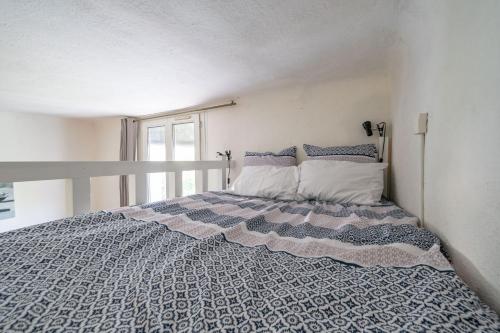 une chambre avec un lit avec une couette bleue et blanche dans l'établissement Studio - Coeur d'Aix en Provence - Calme - Sans Vis-à-vis, à Aix-en-Provence