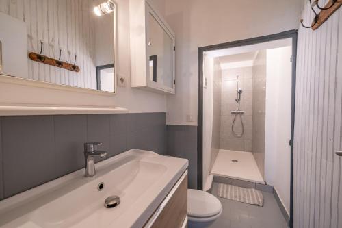 une salle de bain blanche avec un lavabo et des toilettes dans l'établissement Studio - Coeur d'Aix en Provence - Calme - Sans Vis-à-vis, à Aix-en-Provence