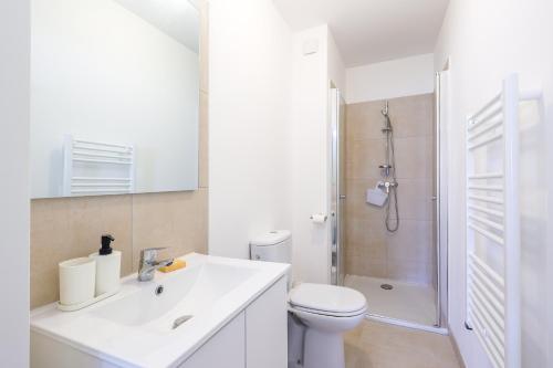 une salle de bain avec un lavabo, des toilettes et une douche dans l'établissement Linguizzetta - studio climatisé - piscine partagée, à Linguizzetta