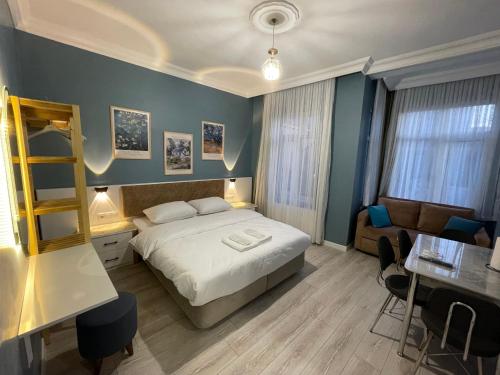 イスタンブールにあるDizayn Apart Otelのベッドルーム1室(ベッド1台、デスク、椅子付)